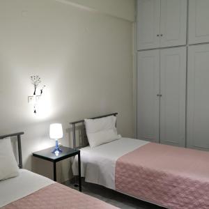 En eller flere senge i et værelse på Vacations in Patra Rooms
