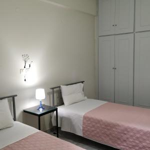 A bed or beds in a room at Vacations in Patra Rooms