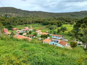 una vista aerea di un piccolo villaggio su una collina di Chalé Recanto das palmeiras a São Thomé das Letras