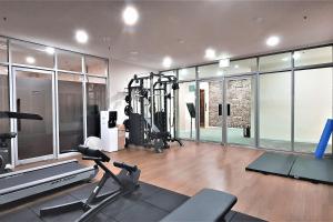 Fitness centrum a/nebo fitness zařízení v ubytování Aria Hotel