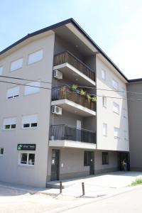 un condominio con balconi e piante di VIP Apartment Visoko a Visoko