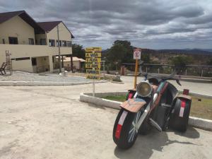 motocykl zaparkowany na poboczu drogi w obiekcie Encanto dos Pássaros w mieście Monte das Gameleiras
