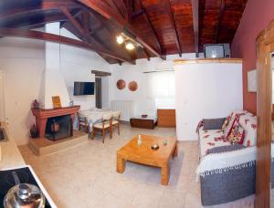 sala de estar con sofá y mesa en Traditional Guesthouse Asimakis Anifion en Anífion