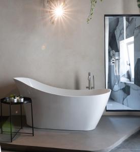 una vasca bianca in bagno con specchio di Sonrisa suites a Taranto