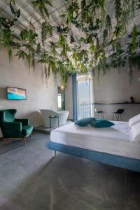 una camera da letto con un letto e piante sui soffitti di Sonrisa suites a Taranto