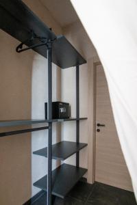 una habitación con estanterías negras en una pared en Sonrisa suites, en Taranto