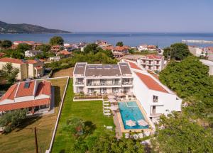 - une vue aérienne sur une maison avec une piscine dans l'établissement B&D Luxury Suites, à Skala Potamias