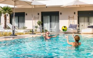 Bazén v ubytovaní B&D Luxury Suites alebo v jeho blízkosti