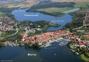 una vista aérea de una ciudad en un lago en Hotel Am Tiefwarensee en Waren