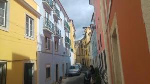 una persona che va in bicicletta lungo una strada con edifici di Lisbon Rossio Typical Apartments a Lisbona