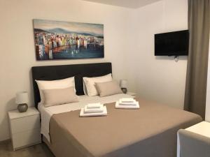 - une chambre avec un lit et 2 serviettes dans l'établissement Rooms Marija, à Split