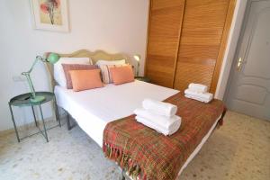 A bed or beds in a room at Letmalaga Popolo & Parking