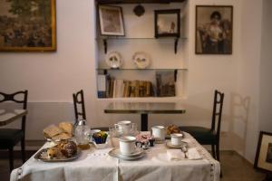 una mesa con un plato de comida. en Palazzo Cantarella Stella Cilento, en Stella Cilento