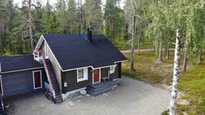 een luchtzicht op een klein huisje in het bos bij Luppocee in Ylläsjärvi