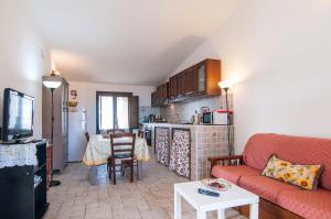 アヴォラにあるCasa Avolaのリビングルーム(赤いソファ付)、キッチン