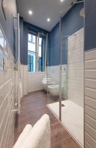 bagno con doccia in vetro e 2 servizi igienici di Good night Romeo - Eleganti Dimore a Verona