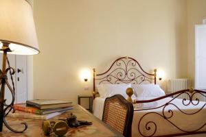 Postel nebo postele na pokoji v ubytování B&B I sei volti Lecce