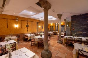 Majoituspaikan Hostal Restaurante Puerta del Alcázar ravintola tai vastaava paikka