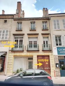 um carro estacionado em frente a um edifício em Julio César Poligny Jura em Poligny