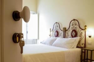Postel nebo postele na pokoji v ubytování B&B I sei volti Lecce