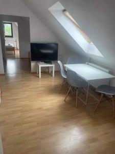 Televízia a/alebo spoločenská miestnosť v ubytovaní Przystanek Gubałówka -Guest House Zakopane