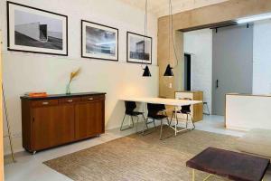 a living room with a table and a table and chairs at Wunderschöne Ladenwohnung in Kreuzberg in Berlin