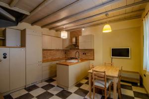 A kitchen or kitchenette at MyYellowHome