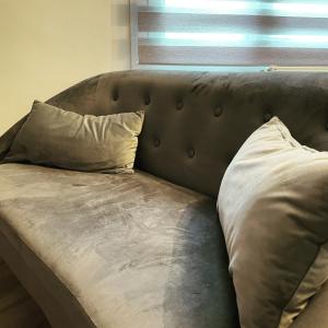 un divano con due cuscini sotto una finestra di Rare ! Appartement Tout Confort Plein Centre Ville a Rennes