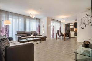 a living room with a couch and a table at Familien-Apartment 6 in Meersburg