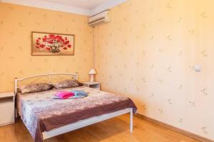 Ένα ή περισσότερα κρεβάτια σε δωμάτιο στο Большая Васильковская 136