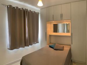 Ένα ή περισσότερα κρεβάτια σε δωμάτιο στο 1103- Apartamento Encantador, amplo e decorado, mobiliario moderno, cozinha completa com utensílios , Excelente vista da cidade e localização privelegiada no bairro Bigorrilho