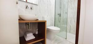 y baño con lavabo, aseo y ducha. en Hotel Santa Clara, en Santiago de Compostela