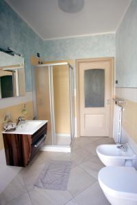 W łazience znajduje się toaleta, umywalka i prysznic. w obiekcie Bed and Breakfast Luna w mieście San Giovanni Bianco