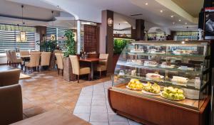 un restaurante con una vitrina llena de comida en MP hotel en Znojmo