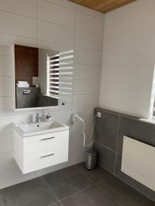 Koupelna v ubytování Helgrindur Guesthouse + 37 fotografií