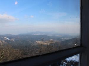 een uitzicht vanuit een raam van een bergvallei bij Hochwaldbaude in Hain