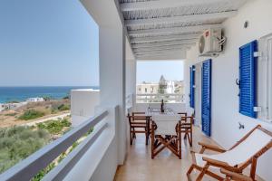 a balcony with a table and chairs and a view of the ocean at Ven al Mar in Azolimnos