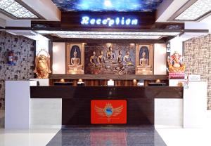 ein Zimmer mit einem Altar mit buddhistischen Statuen an der Wand in der Unterkunft Hotel Star Bodh Gaya in Bodh Gaya