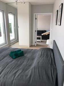 sypialnia z dużym łóżkiem w pokoju w obiekcie Apartament De Lux Apart 45 Grabiszyńska we Wrocławiu