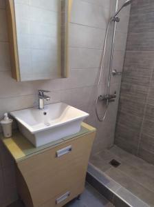 Ένα μπάνιο στο Larisa, Park view apartment