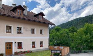 a building with a view of a mountain at Chaletapartement Ambiente Villa Mozart in Chienes