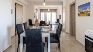 Uma área de estar em Mythic Villas