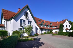 ミュンスターにあるHotel zur Prinzenbrückeの赤い屋根の白い建物