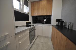 Kuchyňa alebo kuchynka v ubytovaní JDK Apartamenty Mickiewicza 34m2 4-osobowy