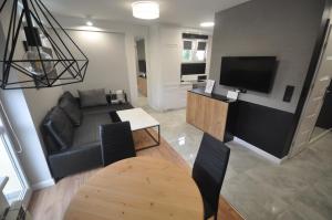 Televízia a/alebo spoločenská miestnosť v ubytovaní JDK Apartamenty Mickiewicza 34m2 4-osobowy