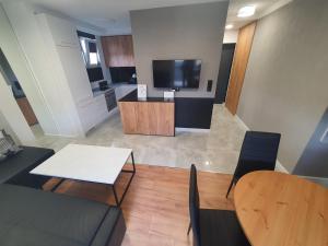 Televízia a/alebo spoločenská miestnosť v ubytovaní JDK Apartamenty Mickiewicza 34m2 4-osobowy