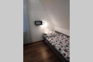 Postel nebo postele na pokoji v ubytování Apartman Ateliér Vary v nově zrekonstruovaném domě