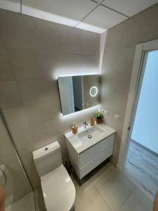La salle de bains est pourvue de toilettes, d'un lavabo et d'un miroir. dans l'établissement Bendito Viento, à Tarifa