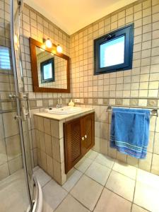 a bathroom with a sink and a mirror at Maresia Holiday House in Caleta de Sebo