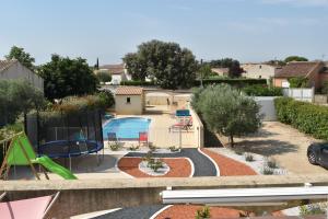 Bazén v ubytování villa classée 4 étoiles avec piscine et boulodrome nebo v jeho okolí